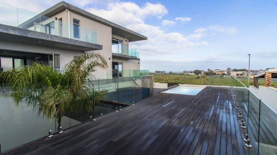 7 Bedroom Property for Sale in Perlemoenbaai Western Cape